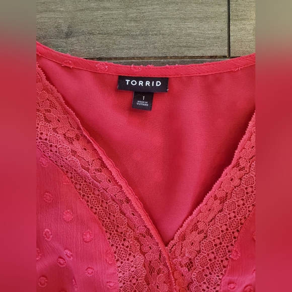 Torrid Coral Peplum Chiffon Clip Dot Lace Inset Top size 1x - Picture 4 of 9